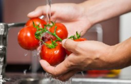 Jak oczyścić warzywa i owoce z bakterii, pasożytów i pestycydów